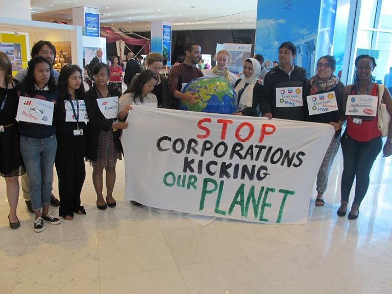 الشباب المشاركون في الفاعلية 