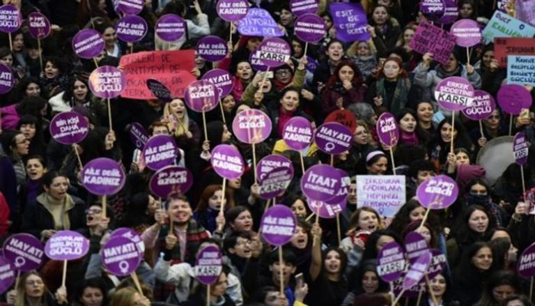 الشرطة التركية تفرق مظاهرة تطالب بوقف العنف ضد النساء