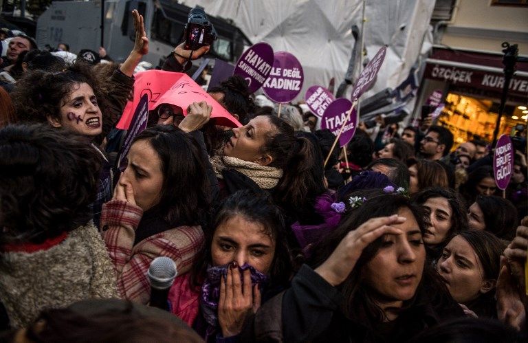 الشرطة التركية تفرق مظاهرة تطالب بوقف العنف ضد النساء