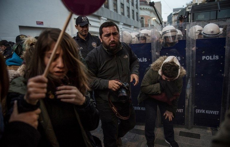 الشرطة التركية تفرق مظاهرة تطالب بوقف العنف ضد النساء