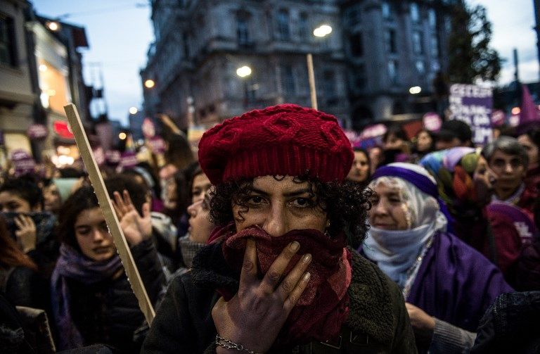 الشرطة التركية تفرق مظاهرة تطالب بوقف العنف ضد النساء