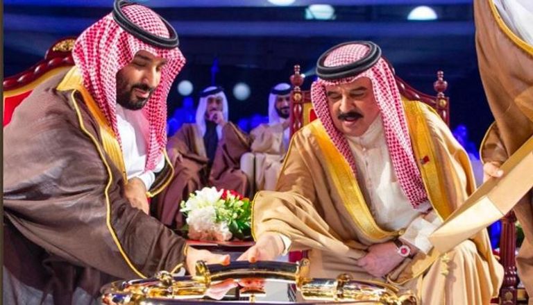 ملك البحرين وولي العهد السعودي يدشنان خط أنابيب نفط جديدا