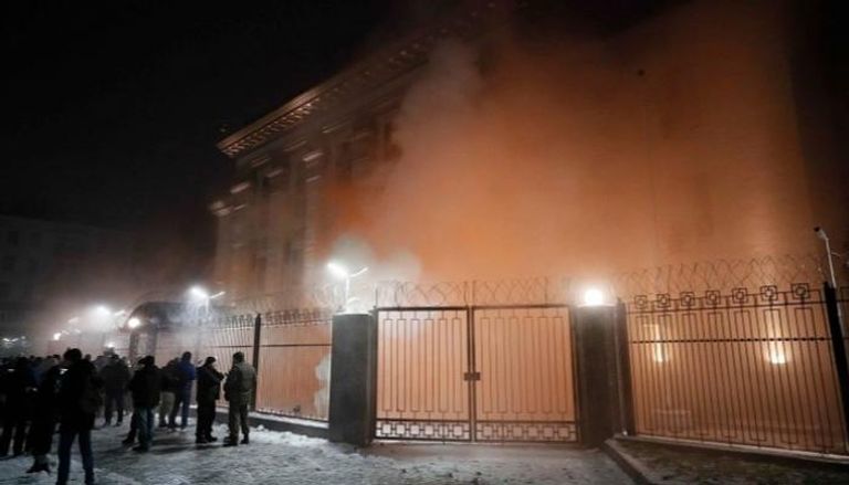 احتجاجات أمام السفارة الروسية في العاصمة الأوكرانية - رويترز