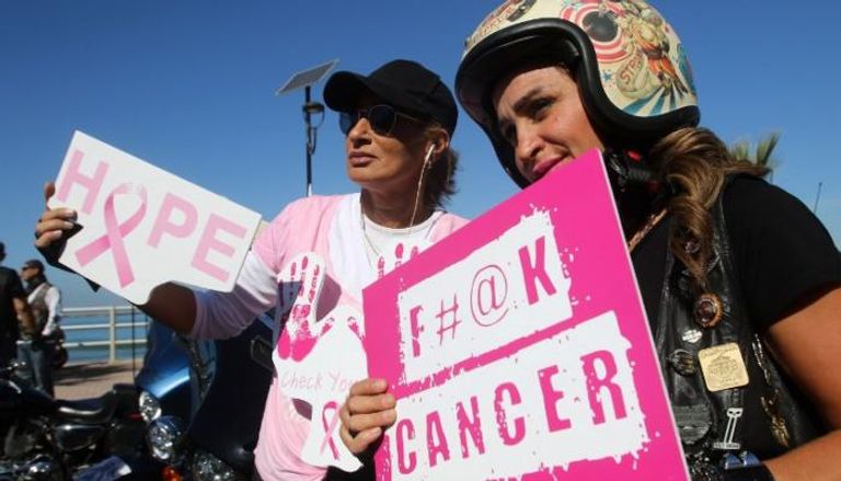 جانب من مسيرة لبنانية للتوعية بسرطان الثدي
