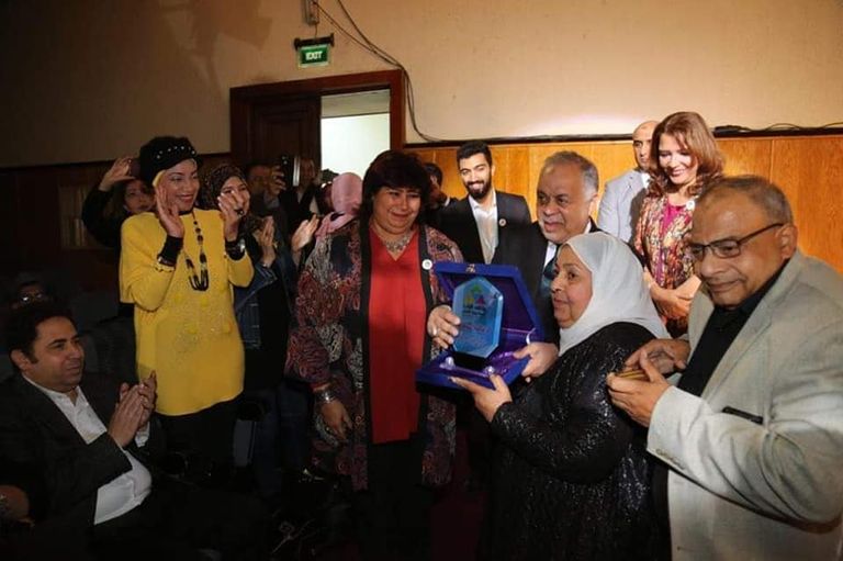 إيناس عبد الدايم تفتتح معرضا للطفلة روان جاسر