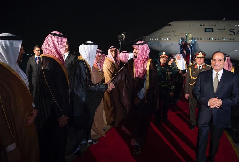 ولي العهد السعودي لدى وصوله مطار القاهرة الملك سلمان بن عبد العزيز والرئيس السيسي والأمير محمد بن سلمان- أرشيفية