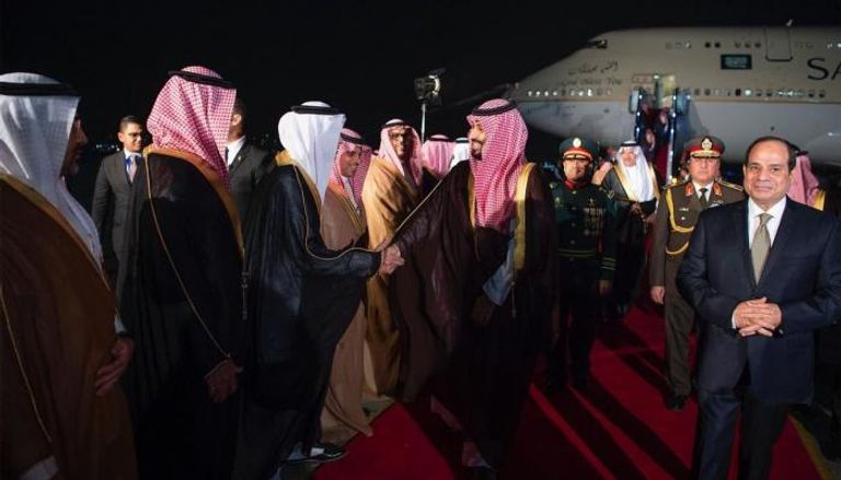 الرئيس السيسي يستقبل ولي العهد السعودي لدى وصوله مطار القاهرة