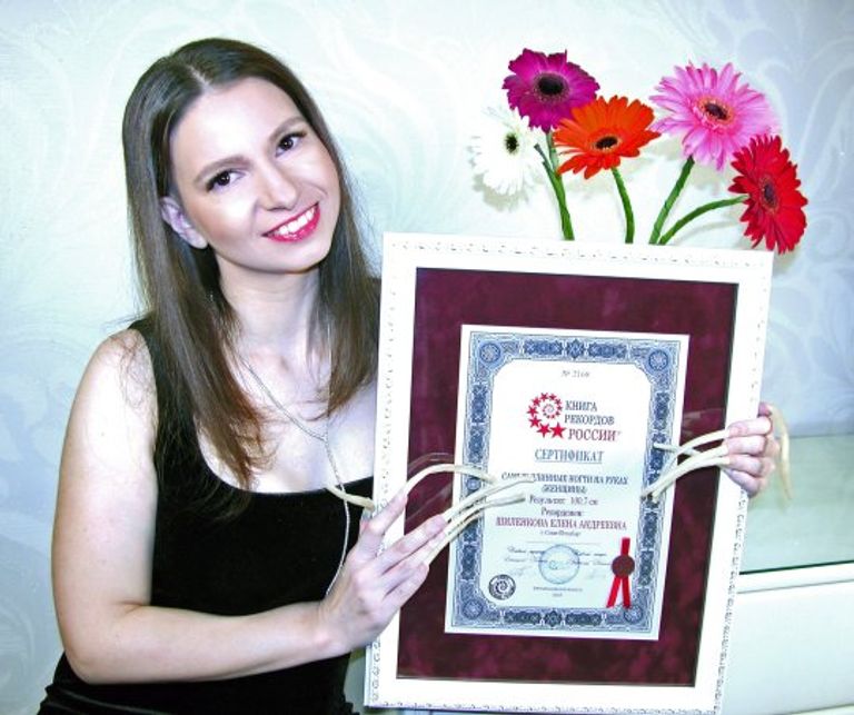 فتاة روسية صاحبة أطول أظافر في بلدها.. يصل طولها إلى 12 سم