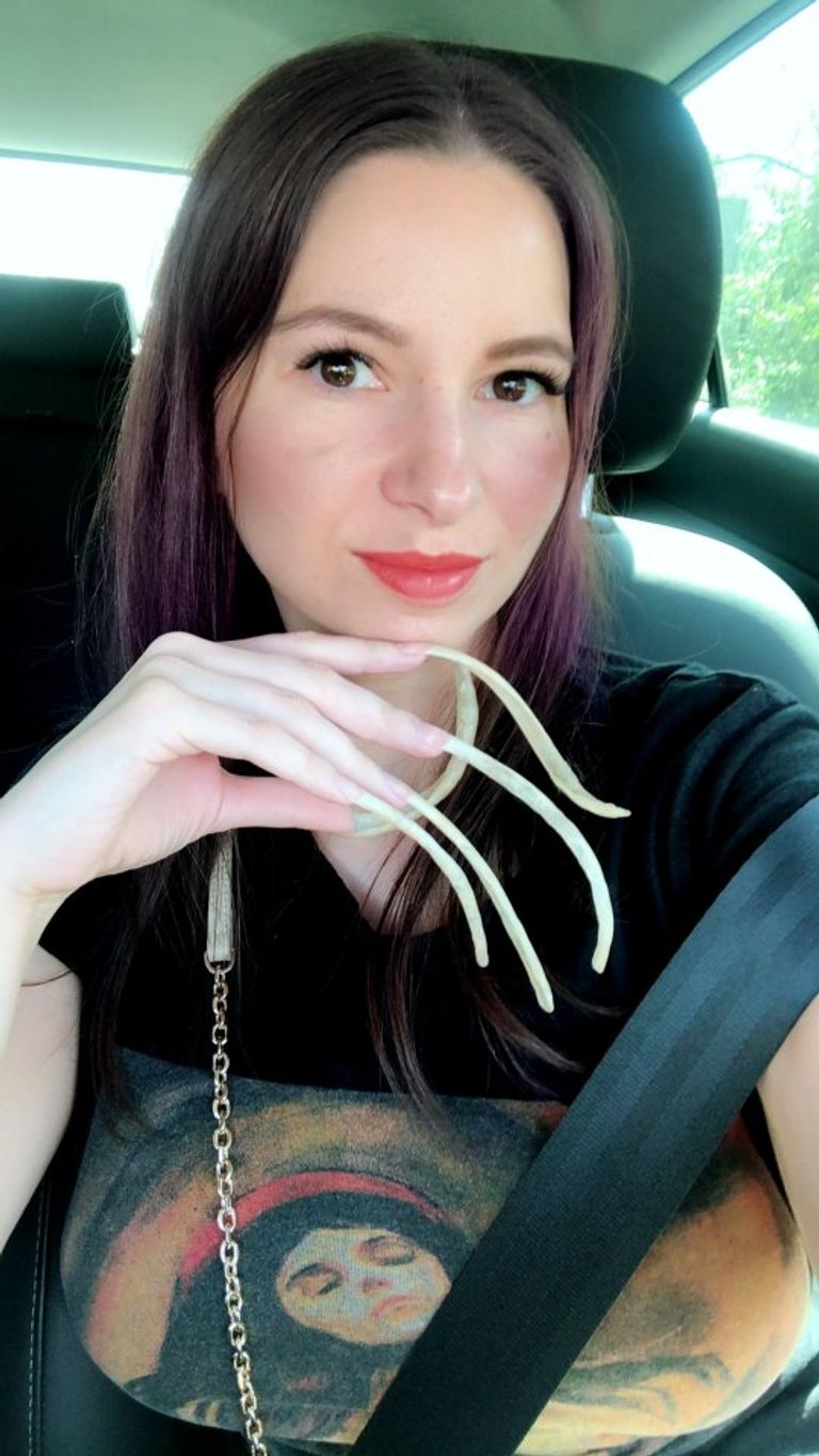 فتاة روسية صاحبة أطول أظافر في بلدها.. يصل طولها إلى 12 سم