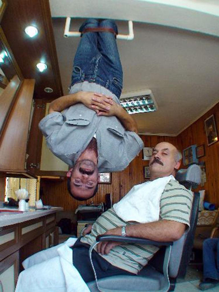 وسيلة إعلامية كورية مع الحلاق المثير للدهشة