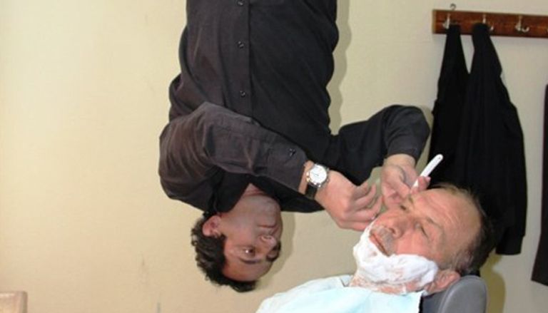 الحلاق التركي المثير للدهشة وسيلة إعلامية كورية مع الحلاق المثير للدهشة