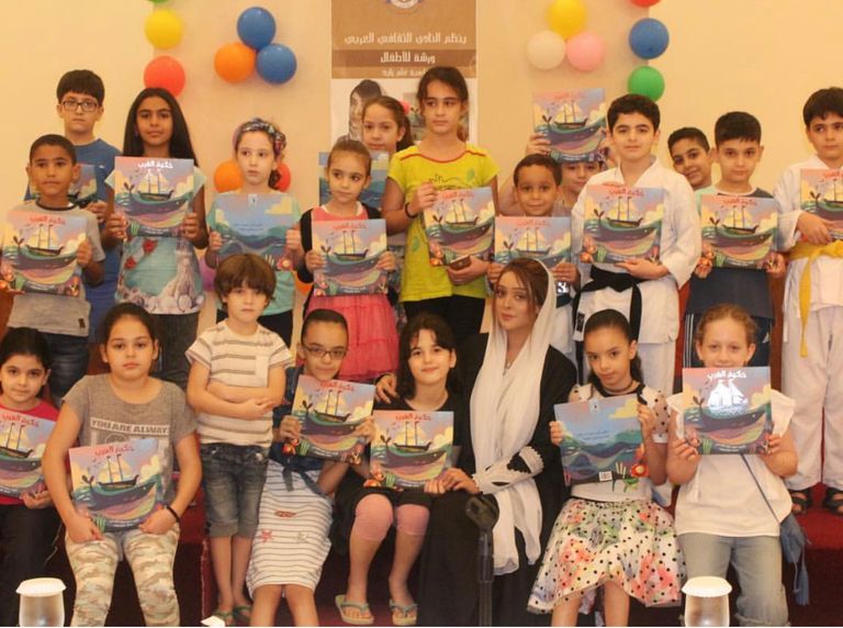 الكاتبة مريم القاسمي أثناء تسلم جائزة الشارقة لكتاب الطفل