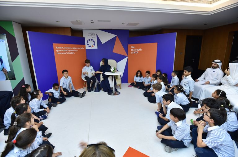 الكاتبة مريم القاسمي أثناء تسلم جائزة الشارقة لكتاب الطفل