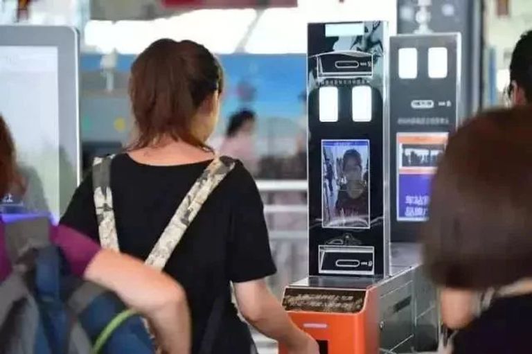 سكان الصين لن يحتاجوا تذاكر ورقية بعد الآن لركوب القطارات