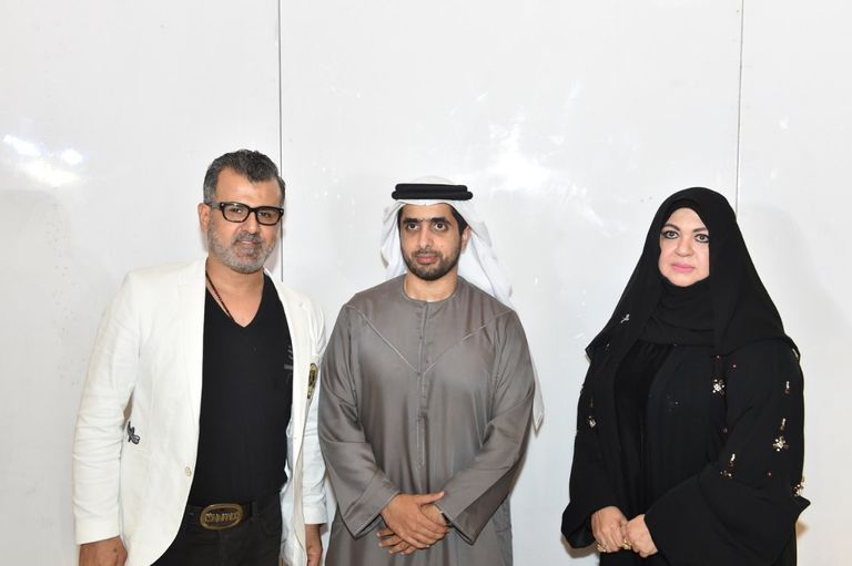 عرض أزياء للمصممة العالمية الإماراتية منى المنصوري المصممة الإماراتية منى المنصوري تتوسط فتيات يرتدين تصميماتها