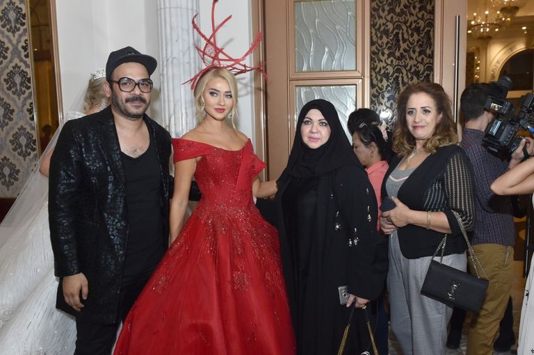 عرض أزياء للمصممة العالمية الإماراتية منى المنصوري المصممة الإماراتية منى المنصوري تتوسط فتيات يرتدين تصميماتها