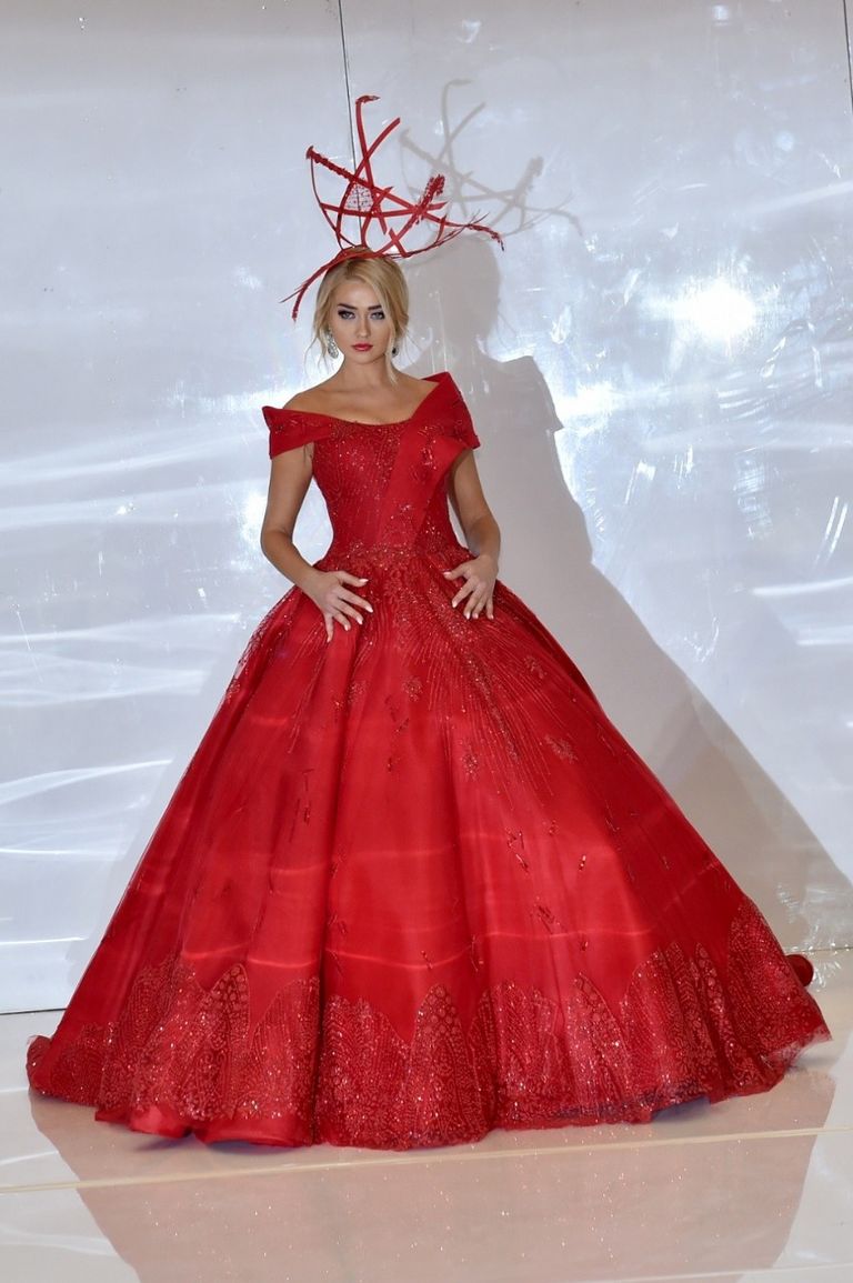 عرض أزياء للمصممة العالمية الإماراتية منى المنصوري المصممة الإماراتية منى المنصوري تتوسط فتيات يرتدين تصميماتها