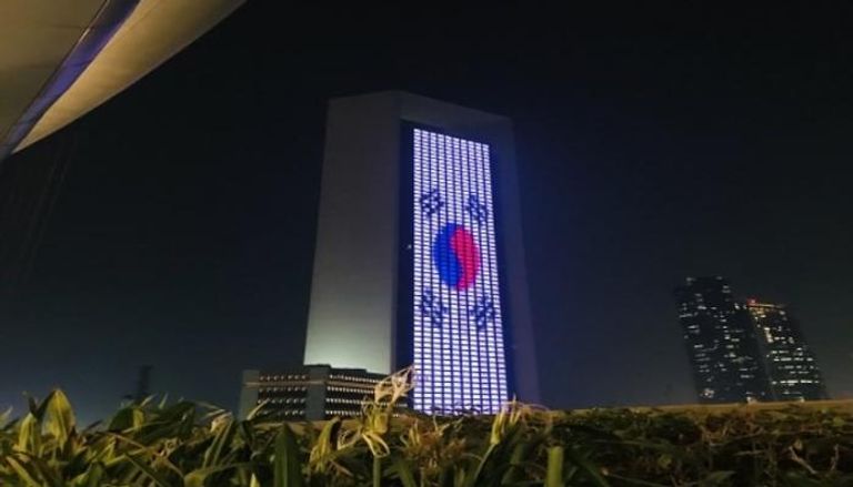 العلم الكوري الجنوبي أثناء عرضه على مبنى بالإمارات في 15 أغسطس الماضي