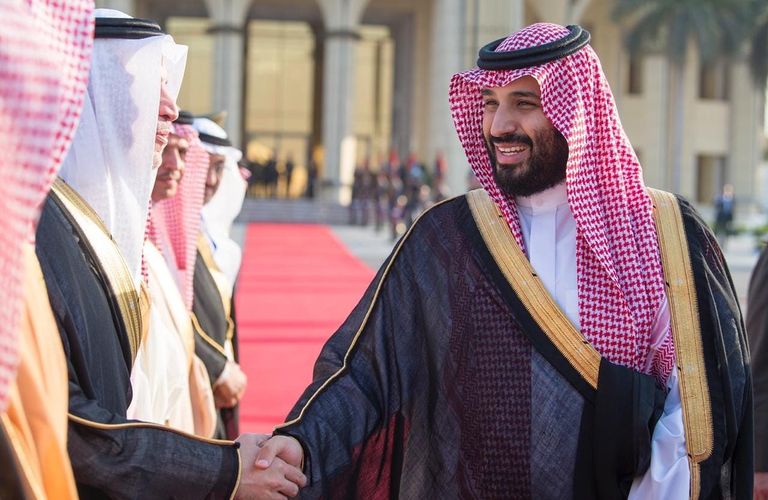 ولي العهد السعودي يغادر القاهرة والسيسي في وداعه