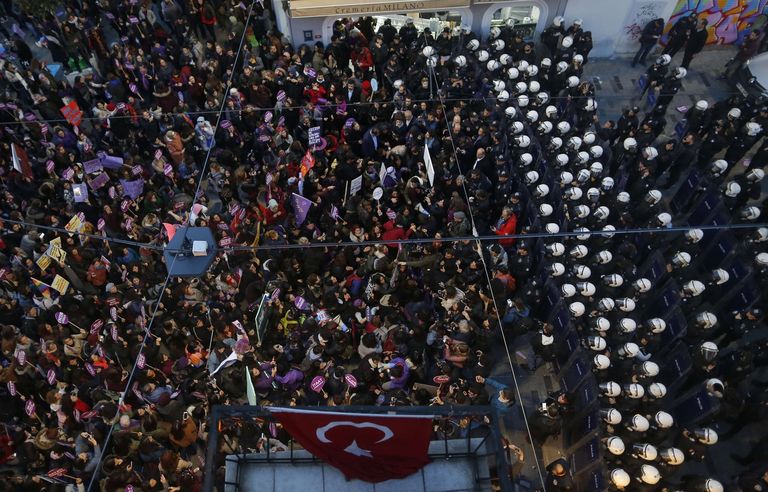 مظاهرات للتنديد بالعنف ضد المرأة في تركيا جانب من المظاهرات في تركيا ضمن اليوم العالمي لمكافحة العنف ضد المرأة