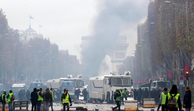 جانب من اشتباكات الشرطة الفرنسية والمحتجين - رويترز