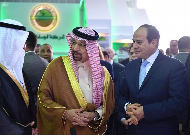 الرئيس المصري ووزير الطاقة السعودي في جناح المملكة بالمعرض