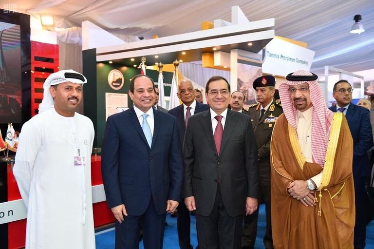 الرئيس المصري ووزير الطاقة السعودي في جناح المملكة بالمعرض