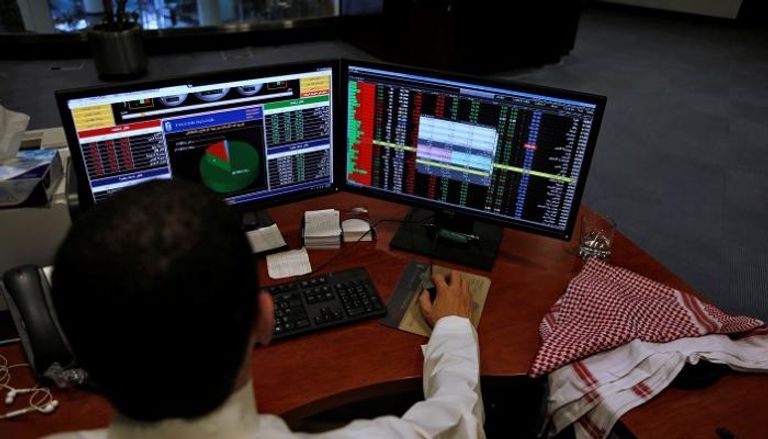 مستثمر يتابع التداولات في بورصة السعودية