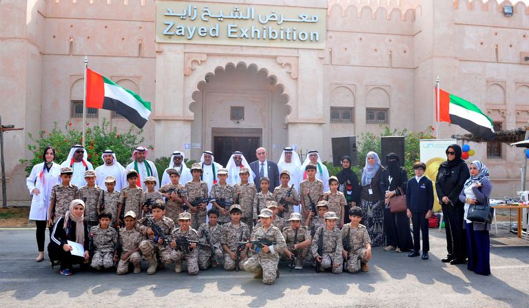 بعض المشاركين بالاحتفالية في صورة تذكارية