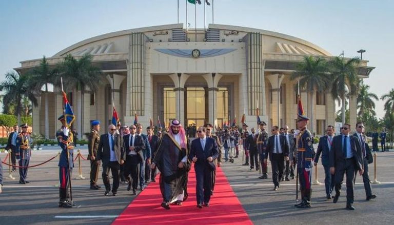 الرئيس المصري يودع ولي العهد السعودي بمطار القاهرة