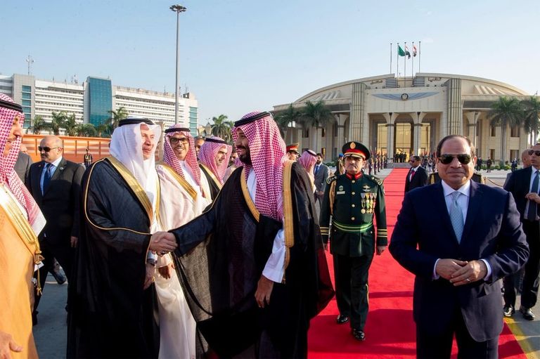 الرئيس المصري يودع ولي العهد السعودي بمطار القاهرة