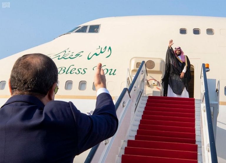 الرئيس المصري يودع ولي العهد السعودي بمطار القاهرة