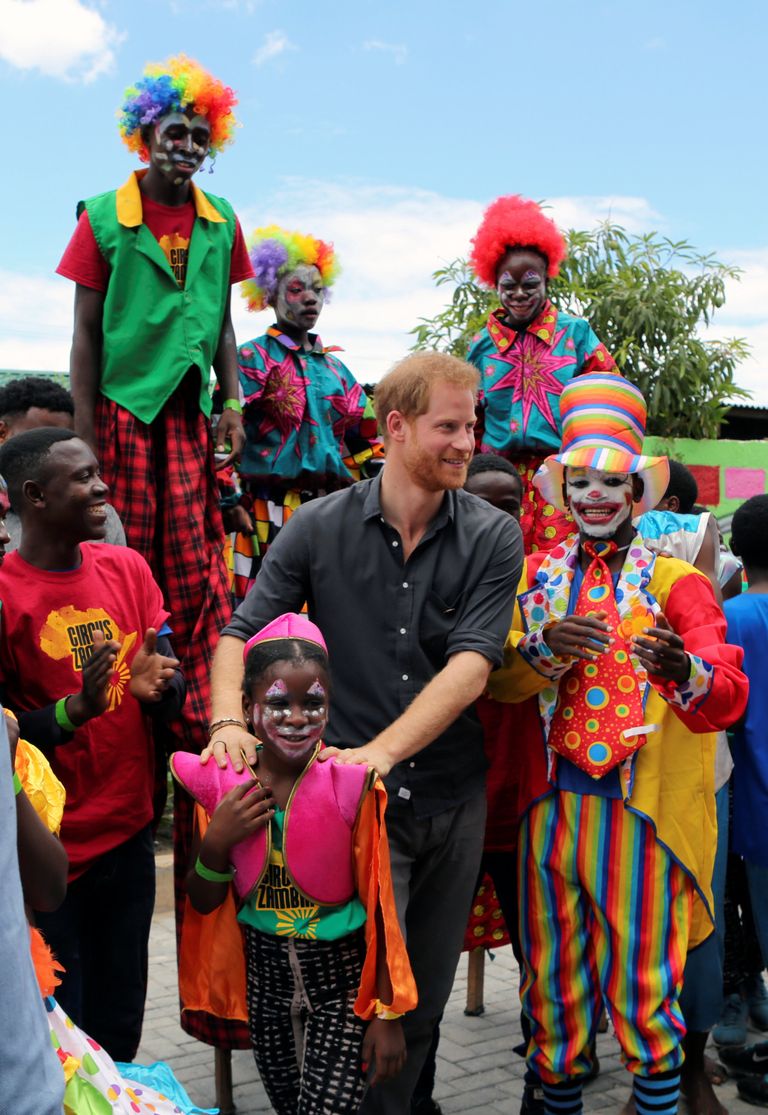 الأمير هاري وسط مهرجي السيرك الذي يوفر وظائف للشباب