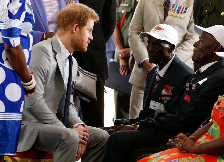 الأمير هاري وسط مهرجي السيرك الذي يوفر وظائف للشباب