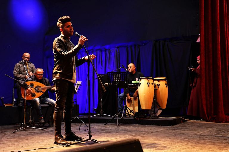 الشباب الفلسطيني يعبرون بالموسيقى