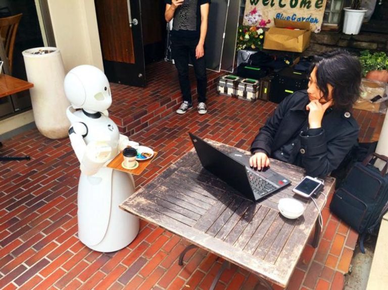 مقهى ياباني يستخدم الروبوتات لتوفير فرص عمل لذوي الهمم