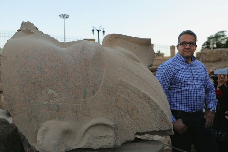 بدء أعمال ترميم آخر تمثال للملك رمسيس الثاني أمام معبد الأقصر