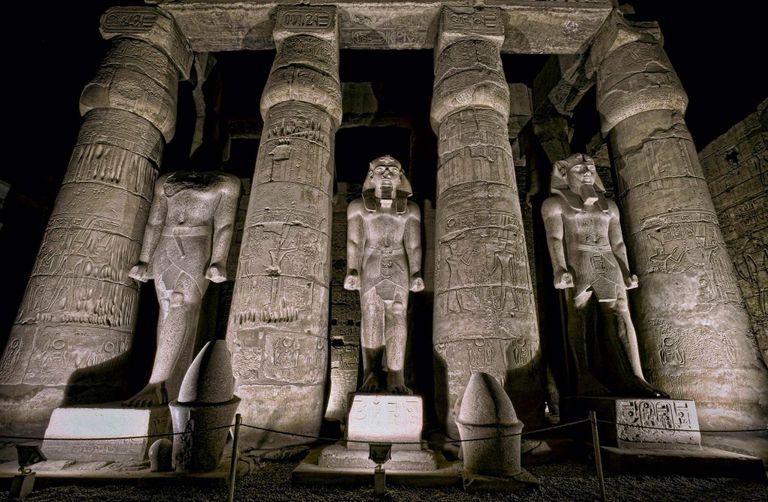 بدء أعمال ترميم آخر تمثال للملك رمسيس الثاني أمام معبد الأقصر