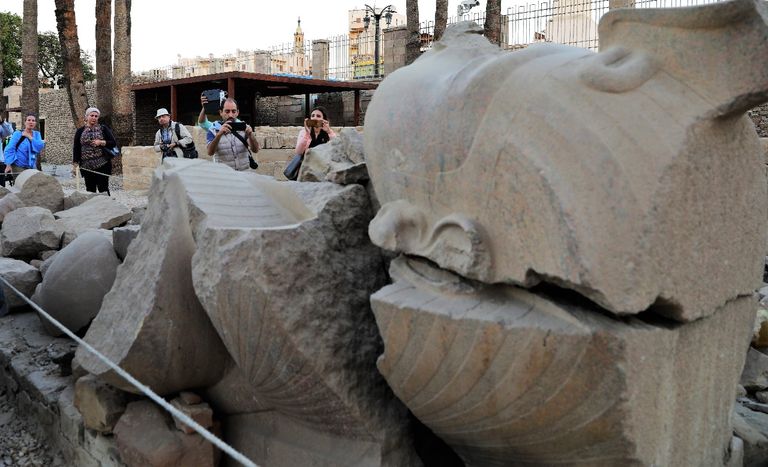 بدء أعمال ترميم آخر تمثال للملك رمسيس الثاني أمام معبد الأقصر