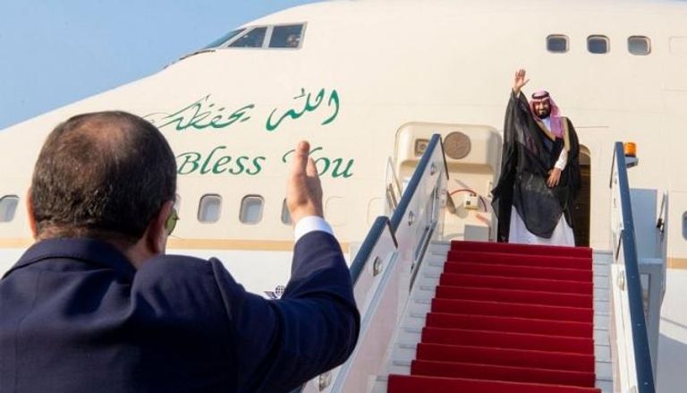 الرئيس المصري يودع ولي العهد السعودي بمطار القاهرة