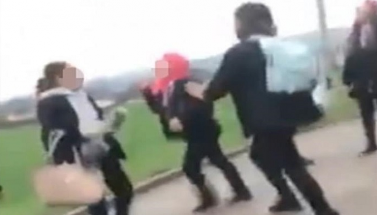 لقطة من فيديو الاعتداء على الطالبة