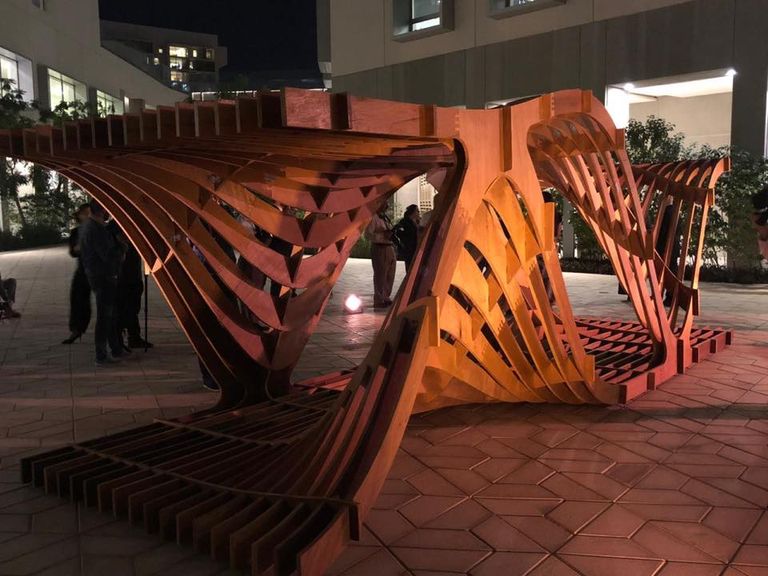 هدى كانو مع الفائزتين مرام كساب ومريم أيوب