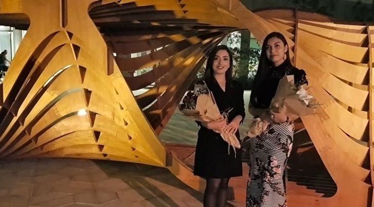 هدى كانو مع الفائزتين مرام كساب ومريم أيوب