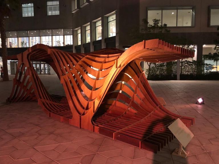 هدى كانو مع الفائزتين مرام كساب ومريم أيوب