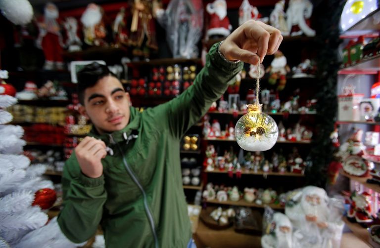 كنيسة المهد تتزين استعدادا للاحتفال بأعياد الميلاد