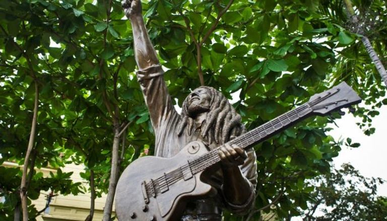تمثال لأسطورة موسيقى الريجي الجامايكي بوب مارلي في المتحف في كينغستون