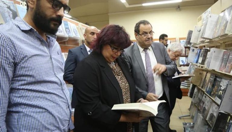 وزيرة الثقافة المصرية تفتتح مكتبة 
