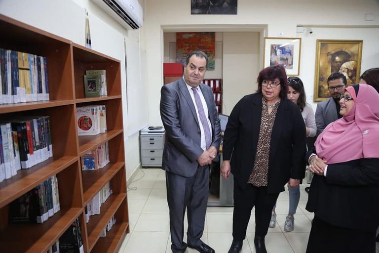 وزيرة الثقافة المصرية تفتتح مكتبة