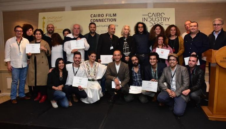 صورة تذكارية للفائزين بجوائز ملتقى القاهرة
