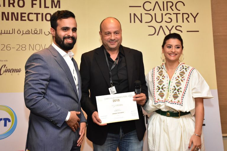 صورة تذكارية للفائزين بجوائز ملتقى القاهرة